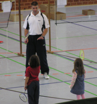 Papa Klaus zeigt seinen Mdels, wie man Badminton spielt.