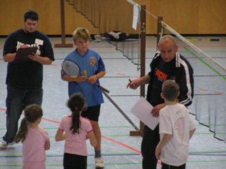 Wolfgang erklrt den Kids worauf es bei der Badminton-Olympiade ankommt!